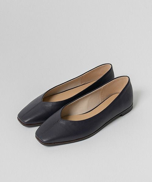 50%OFF】レザーVカットフラットパンプス | A de Vivre（アドゥ
