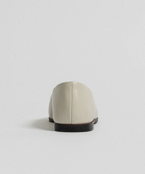 50%OFF】レザーVカットフラットパンプス | A de Vivre（アドゥ