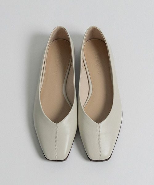 50%OFF】レザーVカットフラットパンプス | A de Vivre（アドゥ