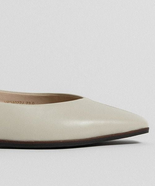 50%OFF】レザーVカットフラットパンプス | A de Vivre（アドゥ